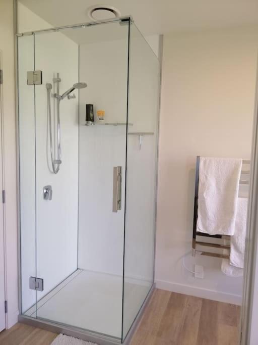 Purangi Waterfront Retreat Apartment Cooks Beach ภายนอก รูปภาพ