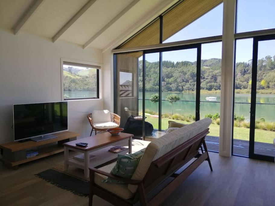 Purangi Waterfront Retreat Apartment Cooks Beach ภายนอก รูปภาพ